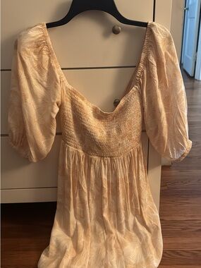 Smocked Puff-Sleeve Women’s Top - Light Peach